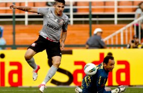 Guerrero do Corinthians disputa a bola com o goleiro Magrao do Sport durante partida vlida pelo Campeonato Brasileiro realizado no estdio do Pacaembu