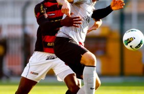 Guerrero do Corinthians disputa a bola com o jogador Diego Ivo do Sport durante partida vlida pelo Campeonato Brasileiro realizado no estdio do Pacaembu