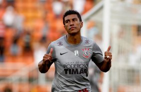 Paulinho do Corinthians comemora aps marca gol contra a equipe do Sport durante partida vlida pelo Campeonato Brasileiro realizado no estdio do Pacaembu