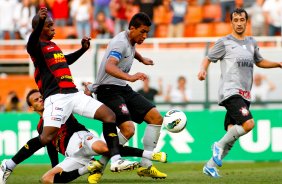 Paulinho do Corinthians disputa a bola com o jogador Diego Ivo do Sport durante partida vlida pelo Campeonato Brasileiro realizado no estdio do Pacaembu