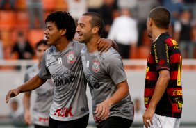 Romarinho do Corinthians comemora aps marca gol contra a equipe do Sport durante partida vlida pelo Campeonato Brasileiro realizado no estdio do Pacaembu