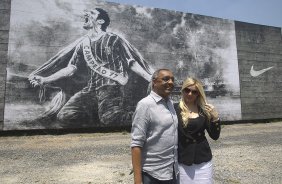 O ex-jogador Basilio inaugura o painel que lembra seu gol em 1977, junto com a viuva do ex-jogador Socrates, aps o treino realizado esta manh no CT Joaquim Grava, localizado no Parque Ecolgico do Tiete. O prximo jogo da equipe ser quarta-feira, dia 10/10 contra o Flamengo, no Pacaembu, vlido pela 29 rodada do Campeonato Brasileiro de 2012