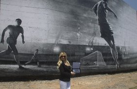 O ex-jogador Basilio inaugura o painel que lembra seu gol em 1977, junto com a viuva do ex-jogador Socrates, aps o treino realizado esta manh no CT Joaquim Grava, localizado no Parque Ecolgico do Tiete. O prximo jogo da equipe ser quarta-feira, dia 10/10 contra o Flamengo, no Pacaembu, vlido pela 29 rodada do Campeonato Brasileiro de 2012