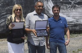 O ex-jogador Basilio inaugura o painel que lembra seu gol em 1977, junto com a viuva do ex-jogador Socrates, aps o treino realizado esta manh no CT Joaquim Grava, localizado no Parque Ecolgico do Tiete. O prximo jogo da equipe ser quarta-feira, dia 10/10 contra o Flamengo, no Pacaembu, vlido pela 29 rodada do Campeonato Brasileiro de 2012