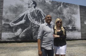 O ex-jogador Basilio inaugura o painel que lembra seu gol em 1977, junto com a viuva do ex-jogador Socrates, aps o treino realizado esta manh no CT Joaquim Grava, localizado no Parque Ecolgico do Tiete. O prximo jogo da equipe ser quarta-feira, dia 10/10 contra o Flamengo, no Pacaembu, vlido pela 29 rodada do Campeonato Brasileiro de 2012