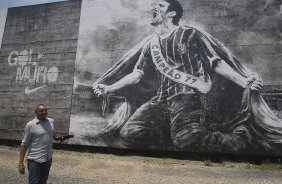 O ex-jogador Basilio inaugura o painel que lembra seu gol em 1977, junto com a viuva do ex-jogador Socrates, aps o treino realizado esta manh no CT Joaquim Grava, localizado no Parque Ecolgico do Tiete. O prximo jogo da equipe ser quarta-feira, dia 10/10 contra o Flamengo, no Pacaembu, vlido pela 29 rodada do Campeonato Brasileiro de 2012