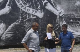 O ex-jogador Basilio inaugura o painel que lembra seu gol em 1977, junto com a viuva do ex-jogador Socrates, aps o treino realizado esta manh no CT Joaquim Grava, localizado no Parque Ecolgico do Tiete. O prximo jogo da equipe ser quarta-feira, dia 10/10 contra o Flamengo, no Pacaembu, vlido pela 29 rodada do Campeonato Brasileiro de 2012