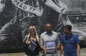 O ex-jogador Basilio inaugura o painel que lembra seu gol em 1977, junto com a viuva do ex-jogador Socrates, aps o treino realizado esta manh no CT Joaquim Grava, localizado no Parque Ecolgico do Tiete. O prximo jogo da equipe ser quarta-feira, dia 10/10 contra o Flamengo, no Pacaembu, vlido pela 29 rodada do Campeonato Brasileiro de 2012