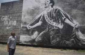 O ex-jogador Basilio inaugura o painel que lembra seu gol em 1977, junto com a viuva do ex-jogador Socrates, aps o treino realizado esta manh no CT Joaquim Grava, localizado no Parque Ecolgico do Tiete. O prximo jogo da equipe ser quarta-feira, dia 10/10 contra o Flamengo, no Pacaembu, vlido pela 29 rodada do Campeonato Brasileiro de 2012