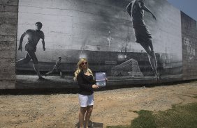 O ex-jogador Basilio inaugura o painel que lembra seu gol em 1977, junto com a viuva do ex-jogador Socrates, aps o treino realizado esta manh no CT Joaquim Grava, localizado no Parque Ecolgico do Tiete. O prximo jogo da equipe ser quarta-feira, dia 10/10 contra o Flamengo, no Pacaembu, vlido pela 29 rodada do Campeonato Brasileiro de 2012