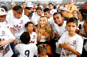 O Sport Club Corinthians Paulista, realizou na manh de hoje no Parque So Jorge uma festa para criancas carentes. na foto Sabrina Sato e o jogador Paulo Andr