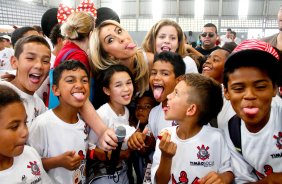 O Sport Club Corinthians Paulista, realizou na manh de hoje no Parque So Jorge uma festa para criancas carentes. na foto Sabrina Sato e o jogador Paulo Andr