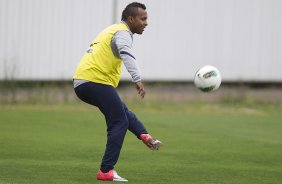 Durante o treino realizado esta tarde no CT Joaquim Grava, localizado no Parque Ecolgico do Tiete. O prximo jogo da equipe ser amanh, sbado, dia 13/10 contra a Portuguesa, no Caninde, vlido pela 30 rodada do Campeonato Brasileiro de 2012