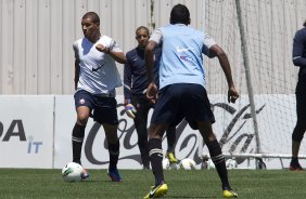 Durante o treino realizado esta manh no CT Joaquim Grava, localizado no Parque Ecolgico do Tiete. O prximo jogo da equipe ser quarta-feira, dia 17/10 contra o Cruzeiro, no estdio Melo, em Varginha/MG, vlido pela 31 rodada do Campeonato Brasileiro de 2012