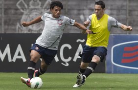 Durante o treino realizado esta manh no CT Joaquim Grava, localizado no Parque Ecolgico do Tiete. O prximo jogo da equipe ser amanh, quarta-feira, dia 17/10 contra o Cruzeiro, no estdio Melo, em Varginha/MG, vlido pela 31 rodada do Campeonato Brasileiro de 2012