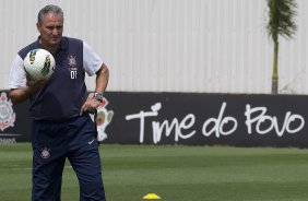 Durante o treino realizado esta manh no CT Joaquim Grava, localizado no Parque Ecolgico do Tiete. O prximo jogo da equipe ser amanh, quarta-feira, dia 17/10 contra o Cruzeiro, no estdio Melo, em Varginha/MG, vlido pela 31 rodada do Campeonato Brasileiro de 2012