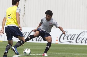 Durante o treino realizado esta manh no CT Joaquim Grava, localizado no Parque Ecolgico do Tiete. O prximo jogo da equipe ser amanh, quarta-feira, dia 17/10 contra o Cruzeiro, no estdio Melo, em Varginha/MG, vlido pela 31 rodada do Campeonato Brasileiro de 2012