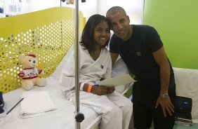 O atacante Emerson, ao lado do tcnico Tite, visita o GRAAC - Grupo de Apoio ao Adolescente e  Criana com Cncer - aps o treino realizado esta manh no CT Joaquim Grava, localizado no Parque Ecolgico do Tiete. O prximo jogo da equipe ser domingo, dia 04/11, contra o Atltico-GO, no estdio Serra Dourada, vlido pela 34 rodada do Campeonato Brasileiro de 2012