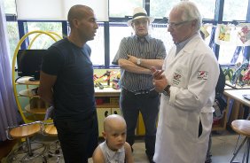 O atacante Emerson, ao lado do tcnico Tite, visita o GRAAC - Grupo de Apoio ao Adolescente e  Criana com Cncer - aps o treino realizado esta manh no CT Joaquim Grava, localizado no Parque Ecolgico do Tiete. O prximo jogo da equipe ser domingo, dia 04/11, contra o Atltico-GO, no estdio Serra Dourada, vlido pela 34 rodada do Campeonato Brasileiro de 2012