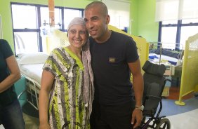 O atacante Emerson, ao lado do técnico Tite, visita o GRAAC - Grupo de Apoio ao Adolescente e à Criança com Câncer - após o treino realizado esta manhã no CT Joaquim Grava, localizado no Parque Ecológico do Tiete. O próximo jogo da equipe será domingo, dia 04/11, contra o Atlético-GO, no estádio Serra Dourada, válido pela 34ª rodada do Campeonato Brasileiro de 2012