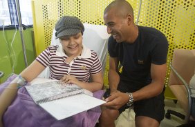 O atacante Emerson visita o GRAAC - Grupo de Apoio ao Adolescente e à Criança com Câncer - após o treino realizado esta manhã no CT Joaquim Grava, localizado no Parque Ecológico do Tiete. O próximo jogo da equipe será domingo, dia 04/11, contra o Atlético-GO, no estádio Serra Dourada, válido pela 34ª rodada do Campeonato Brasileiro de 2012