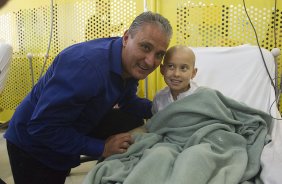 O atacante Emerson visita o GRAAC - Grupo de Apoio ao Adolescente e  Criana com Cncer - aps o treino realizado esta manh no CT Joaquim Grava, localizado no Parque Ecolgico do Tiete. O prximo jogo da equipe ser domingo, dia 04/11, contra o Atltico-GO, no estdio Serra Dourada, vlido pela 34 rodada do Campeonato Brasileiro de 2012