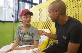 O atacante Emerson visita o GRAAC - Grupo de Apoio ao Adolescente e  Criana com Cncer - aps o treino realizado esta manh no CT Joaquim Grava, localizado no Parque Ecolgico do Tiete. O prximo jogo da equipe ser domingo, dia 04/11, contra o Atltico-GO, no estdio Serra Dourada, vlido pela 34 rodada do Campeonato Brasileiro de 2012