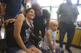 O atacante Emerson visita o GRAAC - Grupo de Apoio ao Adolescente e à Criança com Câncer - após o treino realizado esta manhã no CT Joaquim Grava, localizado no Parque Ecológico do Tiete. O próximo jogo da equipe será domingo, dia 04/11, contra o Atlético-GO, no estádio Serra Dourada, válido pela 34ª rodada do Campeonato Brasileiro de 2012