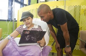 O atacante Emerson visita o GRAAC - Grupo de Apoio ao Adolescente e  Criana com Cncer - aps o treino realizado esta manh no CT Joaquim Grava, localizado no Parque Ecolgico do Tiete. O prximo jogo da equipe ser domingo, dia 04/11, contra o Atltico-GO, no estdio Serra Dourada, vlido pela 34 rodada do Campeonato Brasileiro de 2012