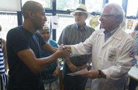 O atacante Emerson visita o GRAAC - Grupo de Apoio ao Adolescente e  Criana com Cncer - aps o treino realizado esta manh no CT Joaquim Grava, localizado no Parque Ecolgico do Tiete. O prximo jogo da equipe ser domingo, dia 04/11, contra o Atltico-GO, no estdio Serra Dourada, vlido pela 34 rodada do Campeonato Brasileiro de 2012