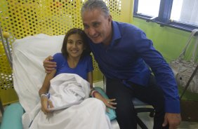 O atacante Emerson visita o GRAAC - Grupo de Apoio ao Adolescente e à Criança com Câncer - após o treino realizado esta manhã no CT Joaquim Grava, localizado no Parque Ecológico do Tiete. O próximo jogo da equipe será domingo, dia 04/11, contra o Atlético-GO, no estádio Serra Dourada, válido pela 34ª rodada do Campeonato Brasileiro de 2012