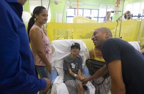 O atacante Emerson visita o GRAAC - Grupo de Apoio ao Adolescente e  Criana com Cncer - aps o treino realizado esta manh no CT Joaquim Grava, localizado no Parque Ecolgico do Tiete. O prximo jogo da equipe ser domingo, dia 04/11, contra o Atltico-GO, no estdio Serra Dourada, vlido pela 34 rodada do Campeonato Brasileiro de 2012