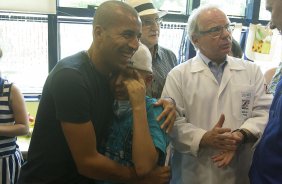 O atacante Emerson visita o GRAAC - Grupo de Apoio ao Adolescente e à Criança com Câncer - após o treino realizado esta manhã no CT Joaquim Grava, localizado no Parque Ecológico do Tiete. O próximo jogo da equipe será domingo, dia 04/11, contra o Atlético-GO, no estádio Serra Dourada, válido pela 34ª rodada do Campeonato Brasileiro de 2012