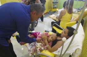 O atacante Emerson visita o GRAAC - Grupo de Apoio ao Adolescente e à Criança com Câncer - após o treino realizado esta manhã no CT Joaquim Grava, localizado no Parque Ecológico do Tiete. O próximo jogo da equipe será domingo, dia 04/11, contra o Atlético-GO, no estádio Serra Dourada, válido pela 34ª rodada do Campeonato Brasileiro de 2012