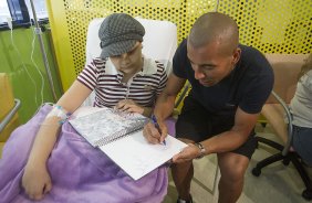 O atacante Emerson visita o GRAAC - Grupo de Apoio ao Adolescente e à Criança com Câncer - após o treino realizado esta manhã no CT Joaquim Grava, localizado no Parque Ecológico do Tiete. O próximo jogo da equipe será domingo, dia 04/11, contra o Atlético-GO, no estádio Serra Dourada, válido pela 34ª rodada do Campeonato Brasileiro de 2012