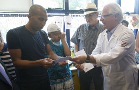 O atacante Emerson visita o GRAAC - Grupo de Apoio ao Adolescente e à Criança com Câncer - após o treino realizado esta manhã no CT Joaquim Grava, localizado no Parque Ecológico do Tiete. O próximo jogo da equipe será domingo, dia 04/11, contra o Atlético-GO, no estádio Serra Dourada, válido pela 34ª rodada do Campeonato Brasileiro de 2012