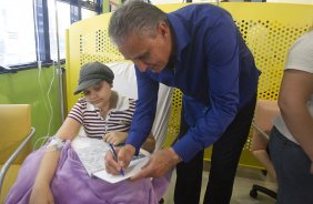O atacante Emerson visita o GRAAC - Grupo de Apoio ao Adolescente e à Criança com Câncer - após o treino realizado esta manhã no CT Joaquim Grava, localizado no Parque Ecológico do Tiete. O próximo jogo da equipe será domingo, dia 04/11, contra o Atlético-GO, no estádio Serra Dourada, válido pela 34ª rodada do Campeonato Brasileiro de 2012