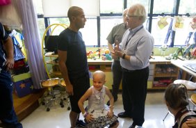 O atacante Emerson visita o GRAAC - Grupo de Apoio ao Adolescente e à Criança com Câncer - após o treino realizado esta manhã no CT Joaquim Grava, localizado no Parque Ecológico do Tiete. O próximo jogo da equipe será domingo, dia 04/11, contra o Atlético-GO, no estádio Serra Dourada, válido pela 34ª rodada do Campeonato Brasileiro de 2012