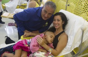 O atacante Emerson visita o GRAAC - Grupo de Apoio ao Adolescente e à Criança com Câncer - após o treino realizado esta manhã no CT Joaquim Grava, localizado no Parque Ecológico do Tiete. O próximo jogo da equipe será domingo, dia 04/11, contra o Atlético-GO, no estádio Serra Dourada, válido pela 34ª rodada do Campeonato Brasileiro de 2012