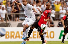 Douglas do Corinthians disputa a bola com o jogador Joilson do Atlético GO durante partida válida pelo Campeonato Brasileiro realizado no Serejão