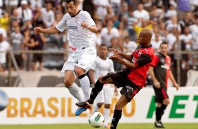 Douglas do Corinthians disputa a bola com o jogador Joilson do Atlético GO durante partida válida pelo Campeonato Brasileiro realizado no Serejão