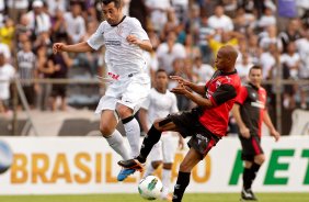 Douglas do Corinthians disputa a bola com o jogador Joilson do Atltico GO durante partida vlida pelo Campeonato Brasileiro realizado no Serejo