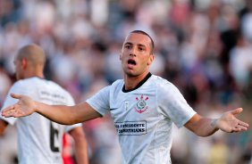 Guilherme do Corinthians comemora aps marca gol ontra a equipe do Atltico GO durante partida vlida pelo Campeonato Brasileiro realizado no Serejo
