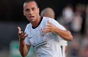 Guilherme do Corinthians comemora aps marca gol ontra a equipe do Atltico GO durante partida vlida pelo Campeonato Brasileiro realizado no Serejo