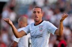 Guilherme do Corinthians comemora aps marca gol ontra a equipe do Atltico GO durante partida vlida pelo Campeonato Brasileiro realizado no Serejo