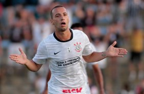 Guilherme do Corinthians comemora aps marca gol ontra a equipe do Atltico GO durante partida vlida pelo Campeonato Brasileiro realizado no Serejo