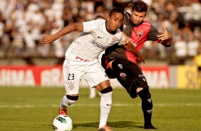 Jorge Henrique do Corinthians disputa a bola com o jogador Diogo do Atltico GO durante partida vlida pelo Campeonato Brasileiro realizado no Serejo
