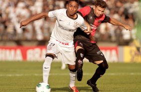 Jorge Henrique do Corinthians disputa a bola com o jogador Diogo do Atltico GO durante partida vlida pelo Campeonato Brasileiro realizado no Serejo