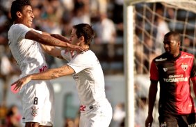 Martinez do Corinthians comemora aps marca golc ontra a equipe do Atltico GO durante partida vlida pelo Campeonato Brasileiro realizado no Serejo