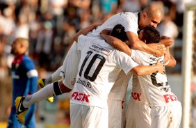 Martinez do Corinthians comemora aps marca golc ontra a equipe do Atltico GO durante partida vlida pelo Campeonato Brasileiro realizado no Serejo